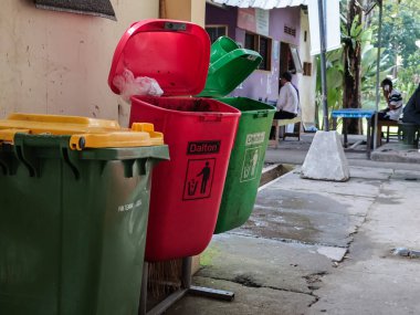 Mataram, Endonezya 'da 6 Ekim 2025' te sokakta geri dönüşüm konteynırlarından taşan atık