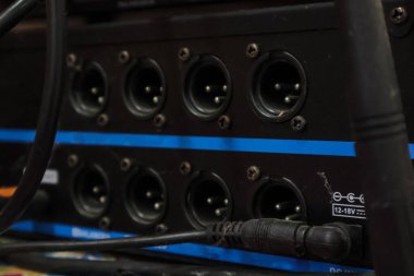 Profesyonel ses konsolu XLR girdileri ve kablo eklenmiş ses teknolojisi ve ses donanımı işlevselliği