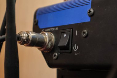 Güç Bağlantısı ve Siyah Aygıt 'taki Anahtar, elektronik arkaplan için güç adaptörü girdisi ve açma / kapama işlevselliğini kopyalama alanı ile gösterir