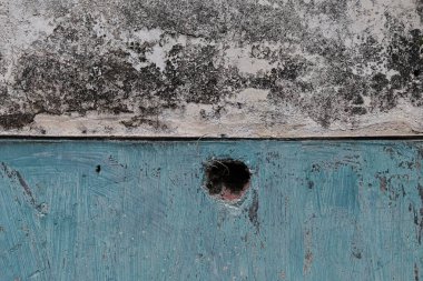 Kırsal duvar dokusu yıpranmış boya ve derin karanlık bir delik yaratıcı sanat projeleri ve tasarımları için soyut bir arkaplan oluşturuyor.