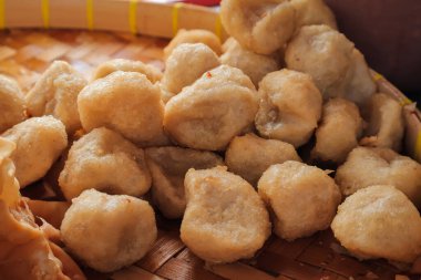 Geleneksel Dokuma Tepsisinde Taze Pişmiş Siren Yemeği Yığını, Parlak Doğal Işık, Tarif Web Sitesi İçin Mükemmel