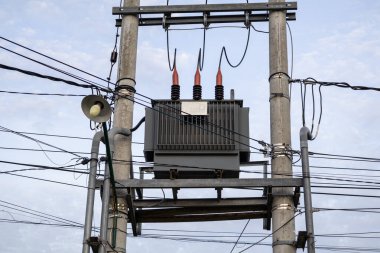 Elektrik Transformatörü, Şehir Enerji Altyapısı ve Güç Arzı Çözümleri için Gökyüzüne Karşı Karışık Güç Kabloları ile Beton Kutbuna Bağlandı