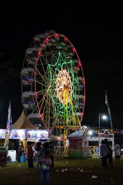 18 Haziran 2025 'te Lombok, Endonezya' da bir gece pazarında çalışan dönme dolap.