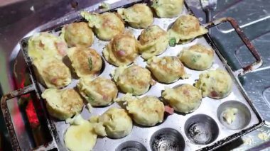Doğal aydınlatma altında takoyaki yapmak, yemek pişirme sürecini göstermek ve gastronomi projeleri için iştah açıcı görünüm