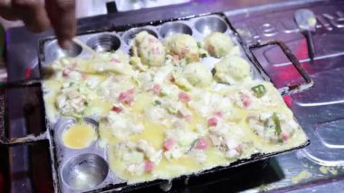 Tavada tahta şiş ile takoyaki fırlatmak, doğal ışık, Osaka 'da Japon sokak yemekleri hazırlamak, fotokopi alanı olan geleneksel Japon pazarı.