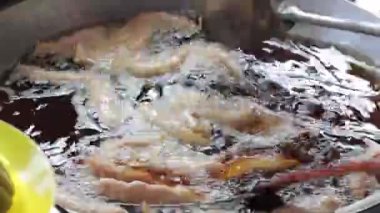 Geleneksel yemek pişirme yöntemleri ve Güneydoğu Asya 'da lezzetli sokak yemekleri için kızgın yağda kızartılmış muz.