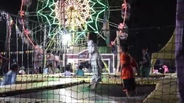 Çocuklar 16 Ağustos 2025 'te Mataram, Endonezya' da bir festivalde trambolinde atlıyorlar.