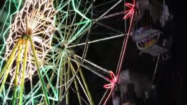 Mataram, Endonezya 'da yanan bir dönme dolabın gece görüntüsü, 16 Ağustos 2025