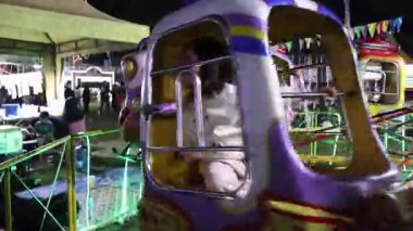 16 Ağustos 2025, Mataram, Endonezya 'daki bir panayırda dönen mekanik helikopter yolculuğu