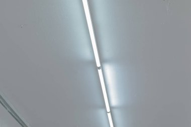 Yaratıcı İçerik ve Tasarım Projeleri İçin Alan Kopyalama ile Tavanda Temiz Floresan Işığı Işıklandırma