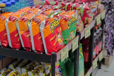 Lombok, Endonezya 'daki bir markette 14 Temmuz 2025' te çeşitli Cheetos tatları sergilenmektedir.