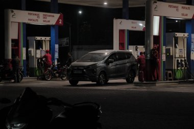 17 Temmuz 2025, Lombok, Endonezya 'da gece petrol istasyonu faaliyeti