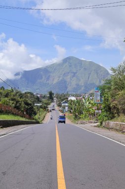 Dağ zeminli manzara Sembalun, Lombok, Endonezya 'da bir yoldan görünüyor, 28 Haziran 2025