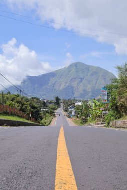 Dağ manzarası ve Sembalun, Lombok, Endonezya 'da açık bir yol, 28 Haziran 2025