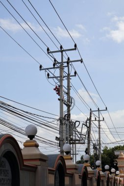 Yüksek Voltaj Elektrik Kulesi ve Mavi Gök Kablosu Enerji Endüstrisi ve Tedarik İçin Doğal Işık