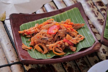 Endonezya Baharatlı Kalamar Tabağı Muz Yaprağı 'nda Gastronomi ve Asya Mutfağı Temaları İçin Doğal Işık Sunar