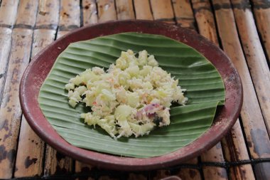 Muz Yaprağı Üzerine Taze Endonezya Urap Salatası Doğal Aydınlatma, Sağlıklı Vejetaryen Gıda ve Geleneksel Yemekleri Vurguluyor, Mutfak Sanatlarını Destekliyor