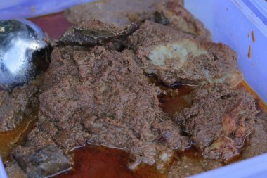 Geleneksel Endonezya Rendang Tabağı Hindistan cevizi sütüyle pişirildi, Doğal Işık altında servis edildi, Otantik Güneydoğu Asya Tatları vurgulandı