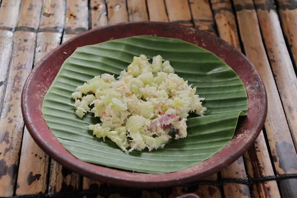 Muz Yaprağı Üzerine Taze Endonezya Urap Salatası Doğal Aydınlatma, Sağlıklı Vejetaryen Gıda ve Geleneksel Yemekleri Vurguluyor, Mutfak Sanatlarını Destekliyor