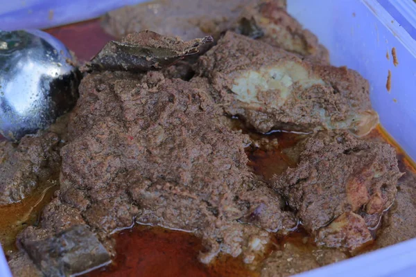 Geleneksel Endonezya Rendang Tabağı Hindistan cevizi sütüyle pişirildi, Doğal Işık altında servis edildi, Otantik Güneydoğu Asya Tatları vurgulandı