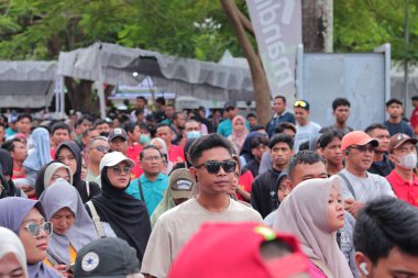 15 Kasım 2026 'da Mataram, Endonezya' da düzenlenen açık hava kutlamasına katılanlar