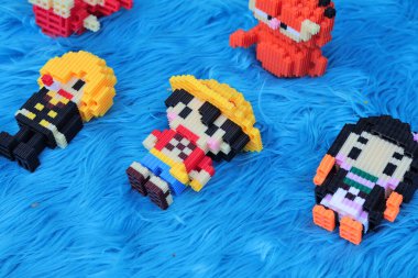 15 Kasım 2026 'da Mataram, Endonezya' da pofuduk mavi bir halıdaki pikselli sanat karakterlerinin yakın çekimi.