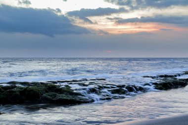 Sunset Seascape 'de Sahilde Dinlenme ve Seyahat İçin Renkli Gökyüzü ile Kayalıklara Çarpan Dalgalar