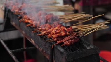 Endonezya 'nın geleneksel et şişleri aşçılık konsepti için mangal kömürü kızartılıyor.