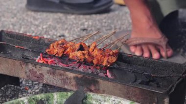 Lezzetli tavuk şişleri geleneksel kömür ızgarasında kızartılıyor.