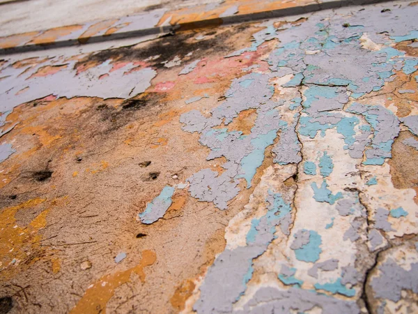 Eski hasarlı duvar boya ile