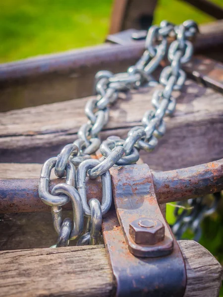 Eski ahşap kazık üzerinde ağır metal zincirler