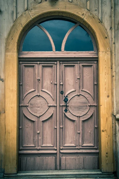 Eski ahşap yarım silindirik ön kapıdan eski bir kilise