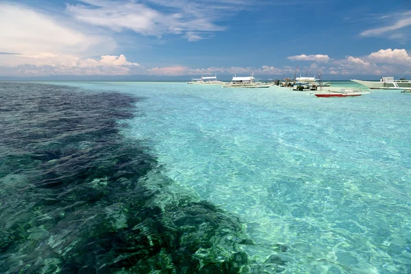 Barche e barriera corallina tropicale — Foto Stock