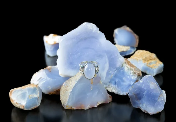 Blue Chalcedony Ring And Rough — Stock Photo, Image