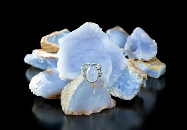 Anillo azul calcedonia y áspero — Foto de Stock