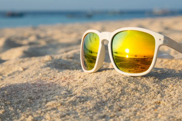 Tropisch strand zonnebril — Stockfoto