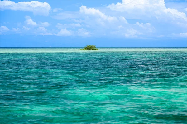 Tropische rif en klein eiland — Stockfoto
