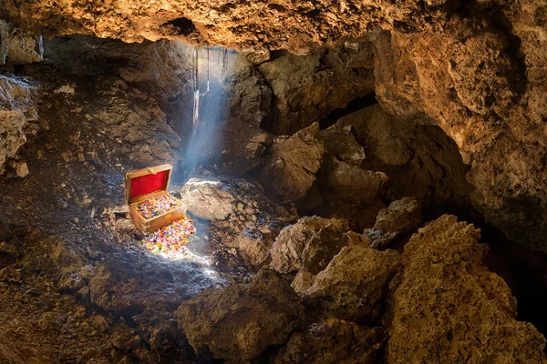 Tesouro enterrado em uma caverna — Fotografia de Stock