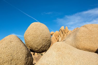 joshua tree national park içinde dengeli yuvarlak kaya