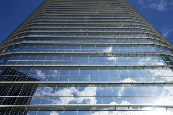 Cam yüzey üzerinde gökyüzü yansımasıdır modern ofis Kulesi — Stok fotoğraf
