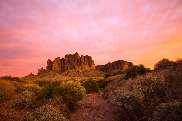 Sunset in the superstition mountains — Stockfoto