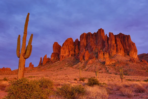 Superstition mountain engulfed in sunset light in arizona — ストック写真