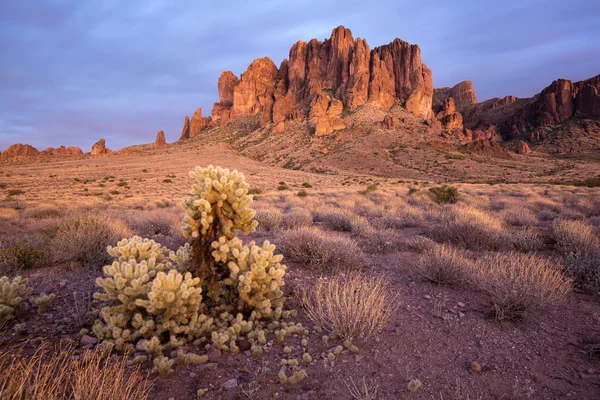 Superstition mountains in arizona after sunset — Stock Photo, Image