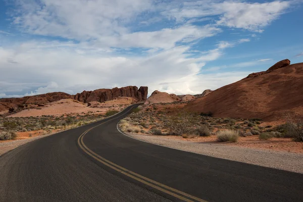 Road through the desert in nevada — Stock Photo, Image