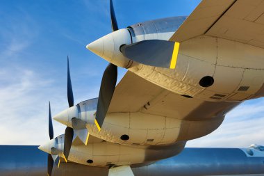 Üç kanatlı propeler uçak geç öğleden sonra ışık