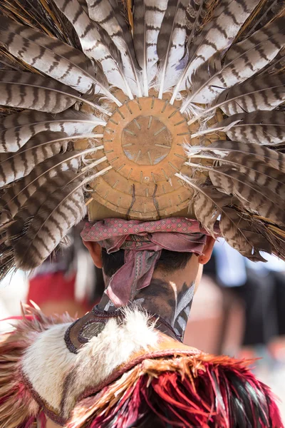 Perto de uma cobertura para a cabeça indígena handrafted — Fotografia de Stock