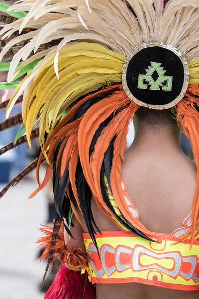 Indígena cabeça vestido closeup detalhes — Fotografia de Stock