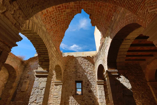 Caved in arched ceiling on medieval building — Stock fotografie