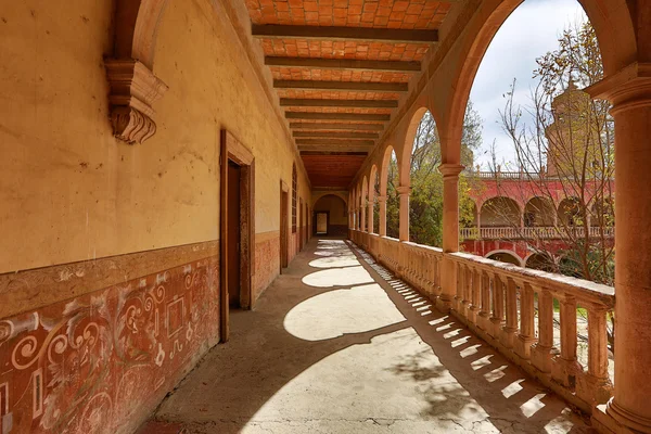 Inside corridor of jaral de berrio hacienda — Stock Photo, Image