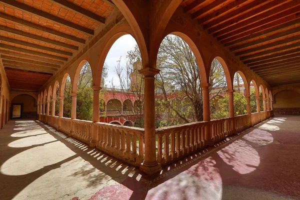 Arches in the inside corridor of the jaral de berrio hacienda — Stock fotografie